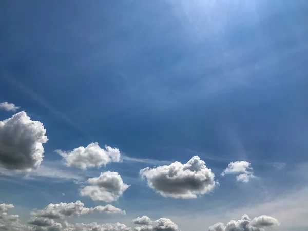Hermosas nubes gruesas esponjosas y cielo azul — Foto de Stock