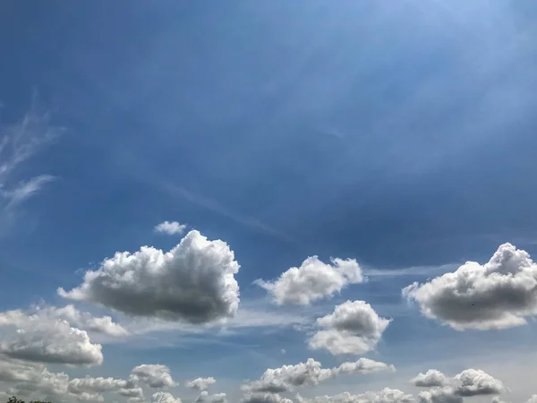 Beaux nuages épais et duveteux et ciel bleu — Photo