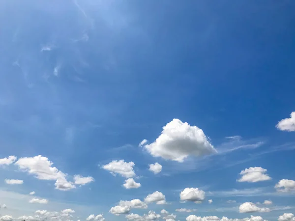 Hermosas nubes gruesas esponjosas y cielo azul — Foto de Stock