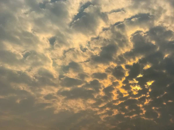 Fondo dramático cielo gris oscuro y naranja —  Fotos de Stock