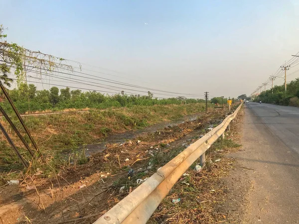 道路の近くに建設のための空の土地 — ストック写真