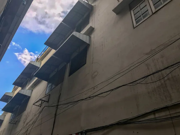 Улица между зданием и пустой стеной в Таиланде — стоковое фото