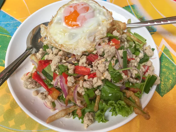 Ensalada de gloria matutina con arroz y huevo frito —  Fotos de Stock