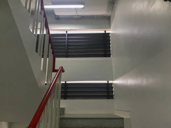 Primer plano de la escalera interior en el edificio —  Fotos de Stock