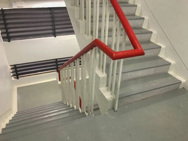 Zárt beltéri lépcsőház az épületben — Stock Fotó