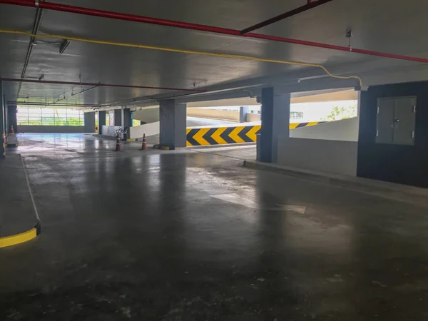 Estacionamento interior vazio e construção de rampas — Fotografia de Stock