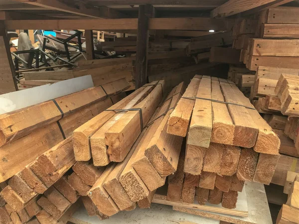 Stapel hout in opslagruimte — Stockfoto