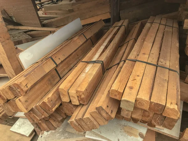 Pilha de linha de madeira no armazém de armazenamento — Fotografia de Stock
