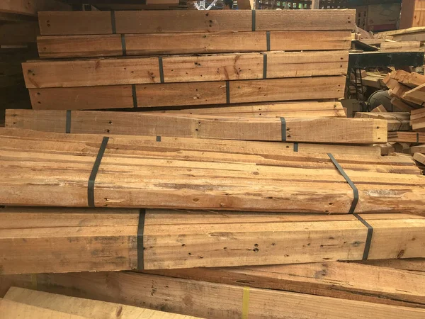 Reihenstapel aus Holz in Lagerhalle — Stockfoto