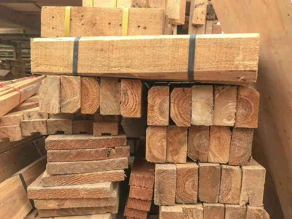 Fila pila de madera en almacén de almacenamiento —  Fotos de Stock