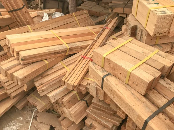 Pila fila di legno nel magazzino di stoccaggio — Foto Stock