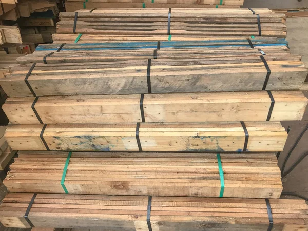 Pilha de linha de madeira no armazém de armazenamento — Fotografia de Stock