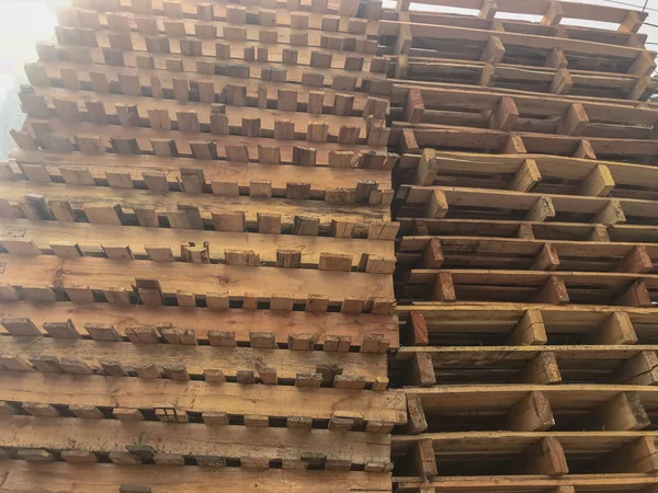 Close up Paletes de madeira empilhadas em um armazém — Fotografia de Stock