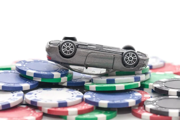 Куча фишек казино и игрушечный автомобиль на белом фоне — стоковое фото