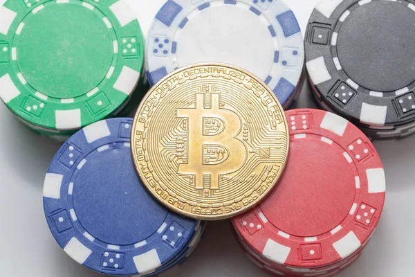 Beyaz arka planda kumarhane çipleri üzerine Bitcoin
