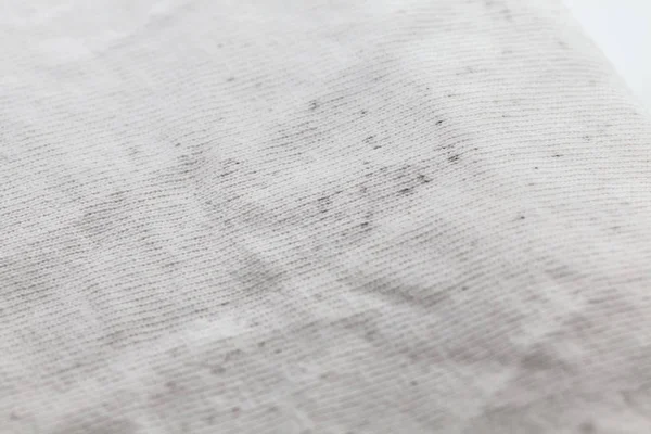 Закрыть плесень на грязной белой футболке — стоковое фото