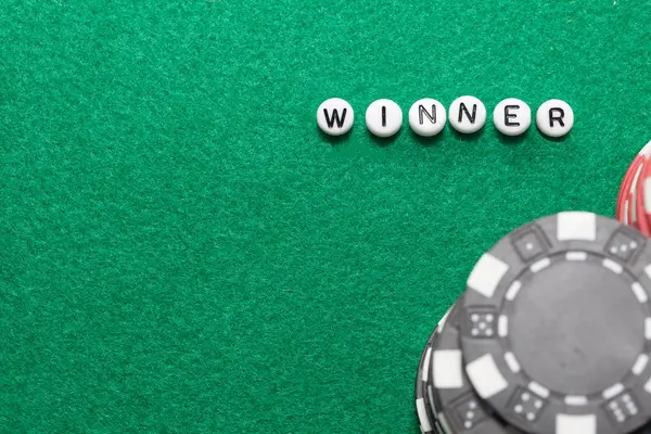 Słowo "zwycięzca" z żetonów i pieniędzy, koncepcja hazardu — Zdjęcie stockowe