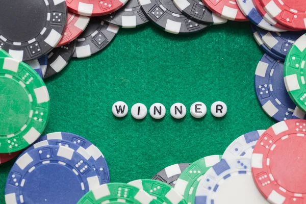 Słowo "zwycięzca" z żetonów i pieniędzy, koncepcja hazardu — Zdjęcie stockowe