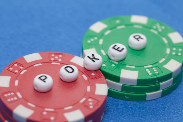 Słowo "poker" z żetonów, koncepcja hazardu — Zdjęcie stockowe