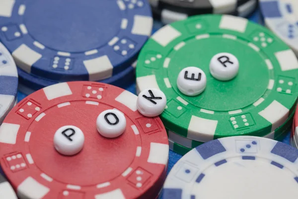 Słowo "poker" z żetonów, koncepcja hazardu — Zdjęcie stockowe