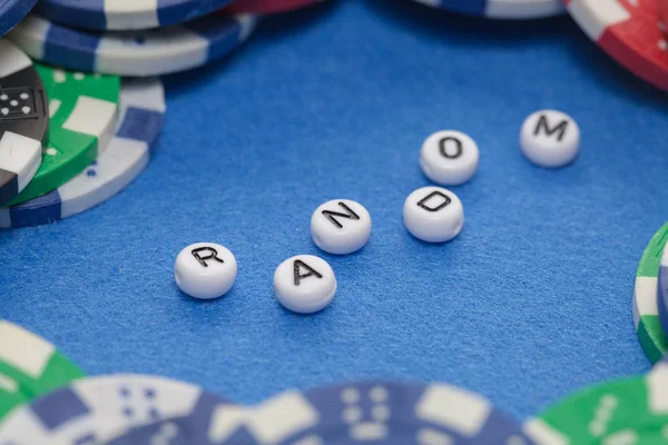 Słowo "losowe" z żetonów, koncepcja hazardu — Zdjęcie stockowe