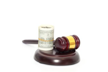 Yargıç Gavel 'in beyaz arka planı var.