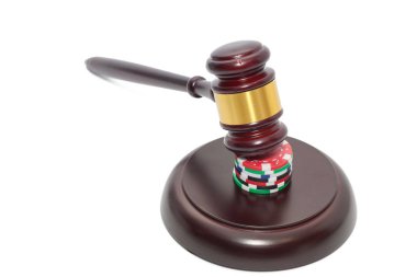 Beyaz arka planda poker fişleri olan Yargıç Gavel