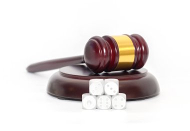 Yargıç Gavel beyaz arkaplanda zar atıyor.