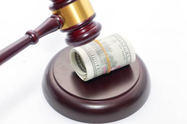 Yargıç Gavel 'in beyaz arka planı var.