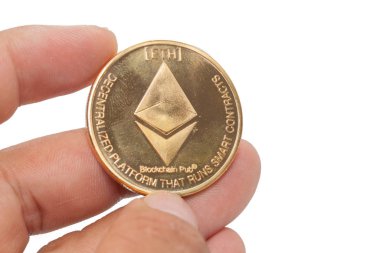 Beyaz arkaplanda el ele tutuşan bitcoin