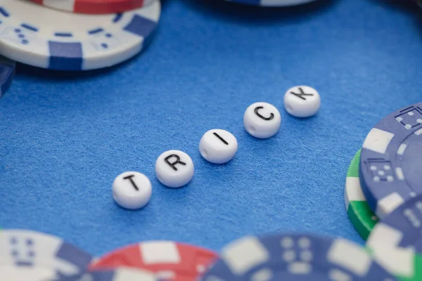 Słowo "trick" z żetonów, koncepcja hazardu — Zdjęcie stockowe