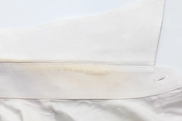 Beyaz arkaplanda kirli gömlek lekesi — Stok fotoğraf