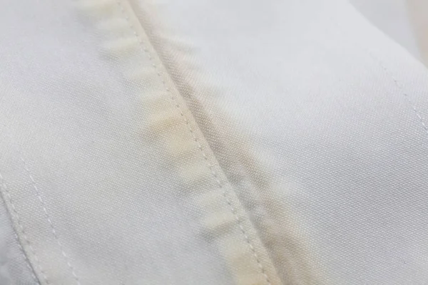 Beyaz arkaplanda kirli gömlek lekesi — Stok fotoğraf