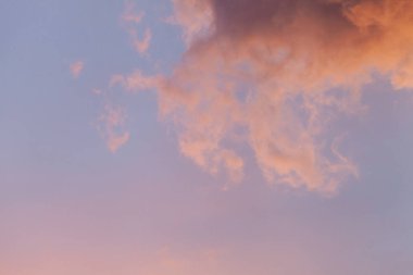 Dramatik ve renkli bulutlu gün batımı gökyüzüne yakın