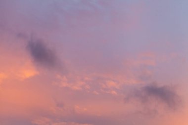 Dramatik ve renkli bulutlu gün batımı gökyüzüne yakın