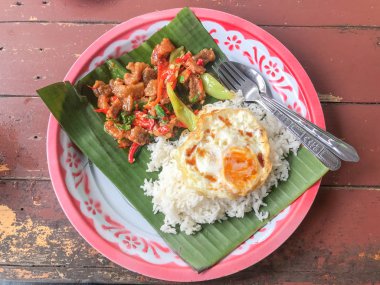 Tayland fesleğenli kızarmış baharatlı gevrek domuz.