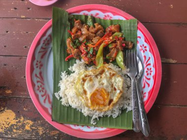 Tayland fesleğenli kızarmış baharatlı gevrek domuz.