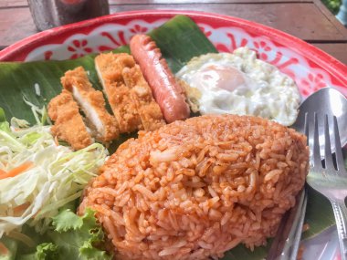 Thai usulü Tayland pilavı.