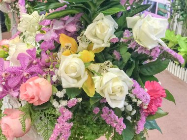 Tayland 'daki etkinlikte çiçek dekorasyonunu kapat