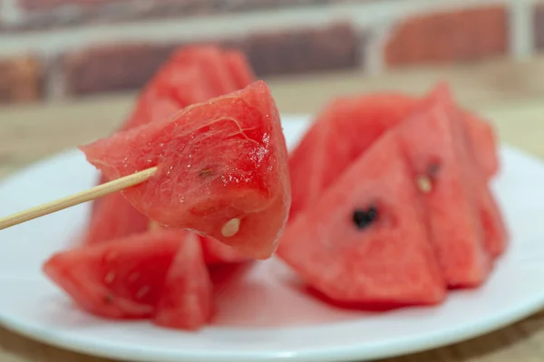 Närbild av skivad vattenmelon på plattan — Stockfoto