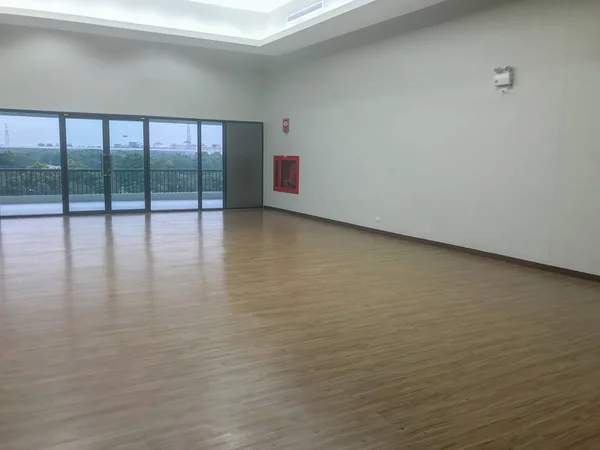 Пустое место в большом зале для упражнений — стоковое фото