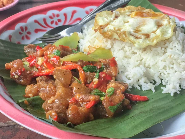 Revuelva cerdo crujiente picante frito con albahaca tailandesa — Foto de Stock