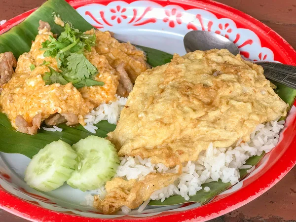 Close-up van gele curry met varkensvlees thai stijl — Stockfoto