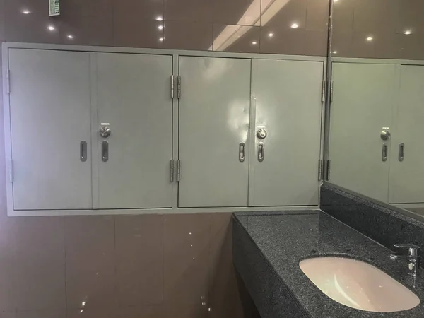 Inodoro público interior o baño en Tailandia — Foto de Stock