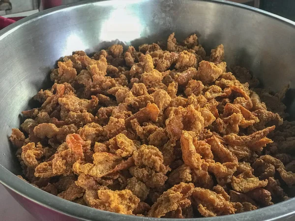 Ανακατέψτε Fried Spicy Crispy χοιρινό στο τηγάνι — Φωτογραφία Αρχείου