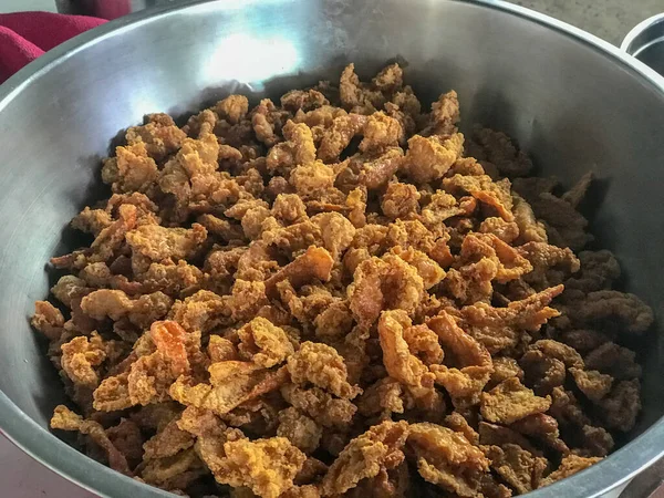 Mescolare il maiale croccante croccante fritto in padella — Foto Stock