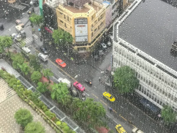 玻璃中的水滴和冰雹中的城市背景 — 图库照片