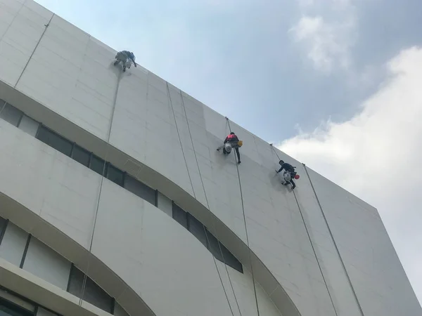 Grupo de trabalhadores edifício mais limpo na Tailândia — Fotografia de Stock