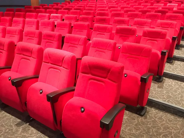观众席大厅里一排红色座位 — 图库照片