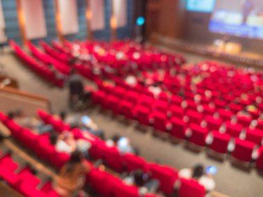 Seminer salonundaki insanların bulanıklığı